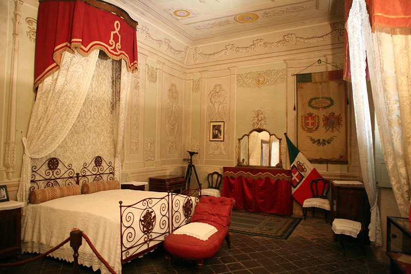 Sala 9: stanza dove dormì Napoleone terzo.