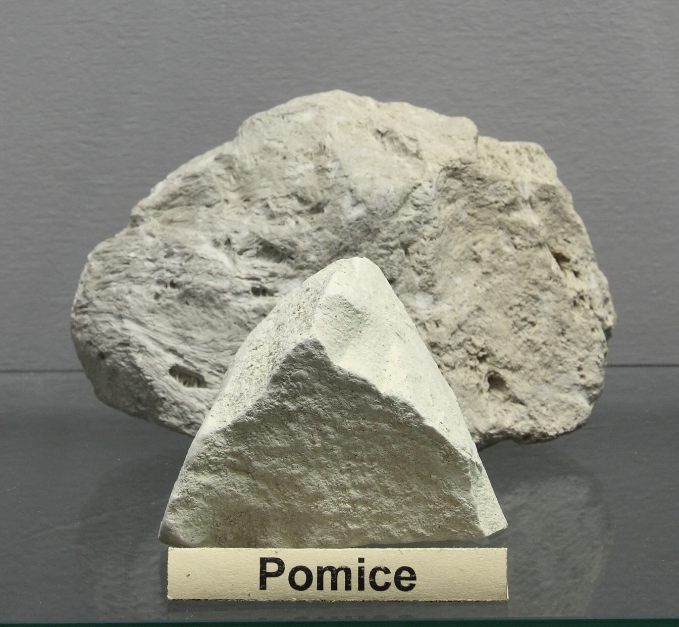 Pomice: roccia vulcanica leggerissima in quanto porosa.