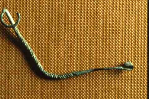 Spilla in bronzo di circa 3000 anni fa. Veniva utilizzata per assicurare le vesti al corpo.